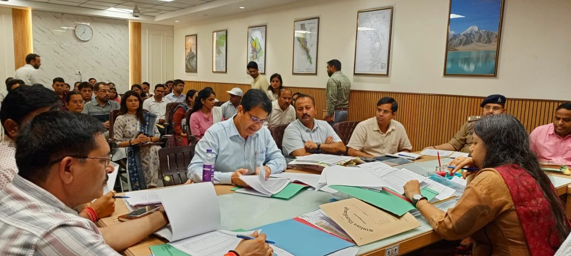 हर घर तिरंगा कार्यक्रम अभियान-2025" को लेकर आज जिलाधिकारी मेधा रूपम ने कलेक्ट्रेट कार्यालय कक्ष में सभी संबंधित विभागों के अधिकारियों के साथ बैठक की