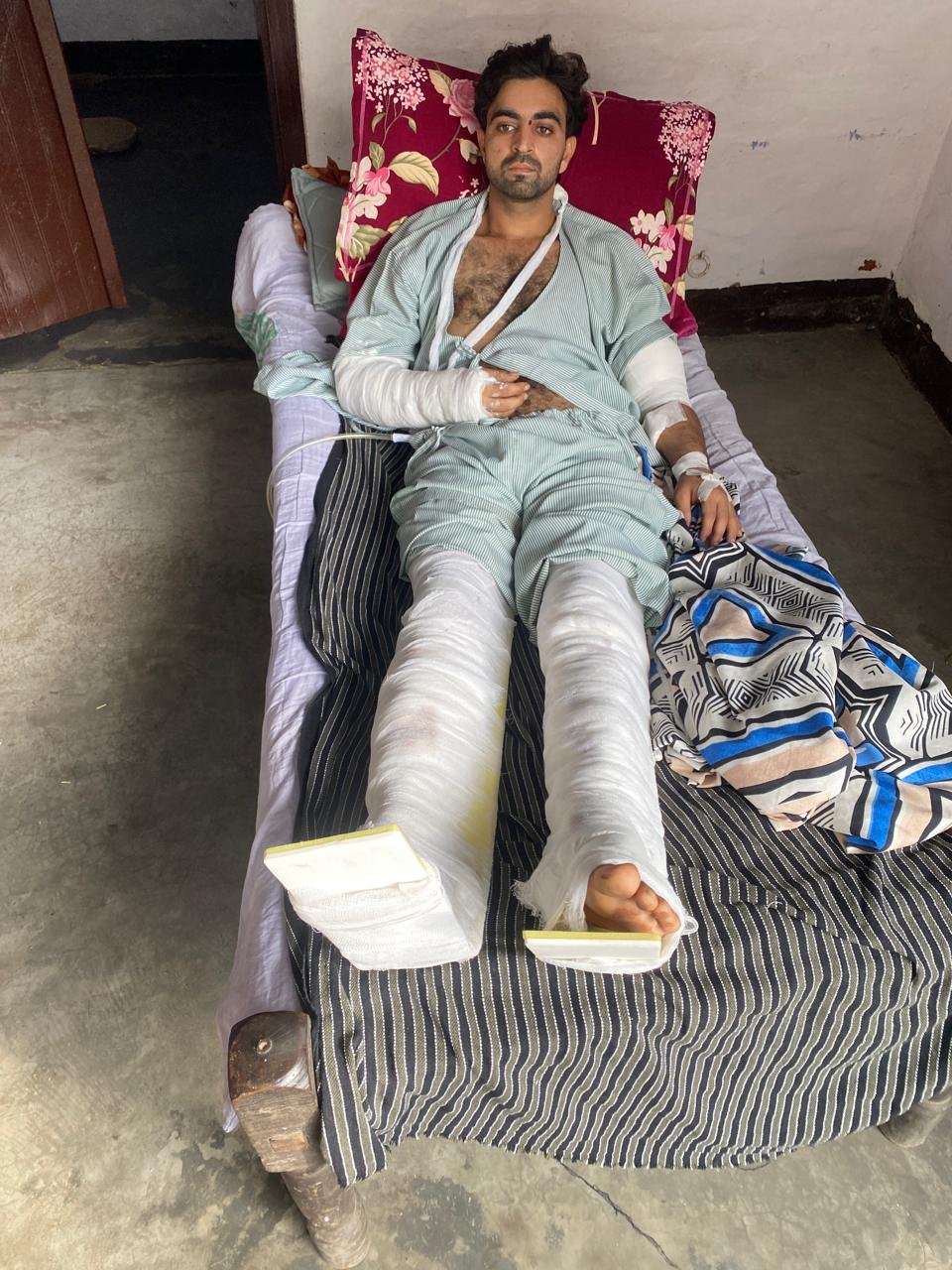 ग्रेटर नोएडा के नॉलेज पार्क स्थित अंसल मॉल के पर युवक को बुरी तरह पीटा