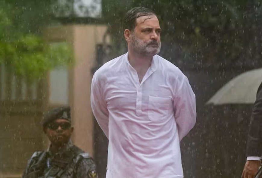 बारिश में भीगते हुए राहुल गांधी ने फहराया तिरंगा