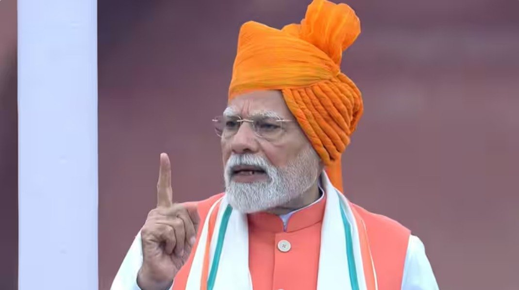 लाल किले से राष्ट्र को संबोधित करते हुए प्रधानमंत्री नरेंद्र मोदी