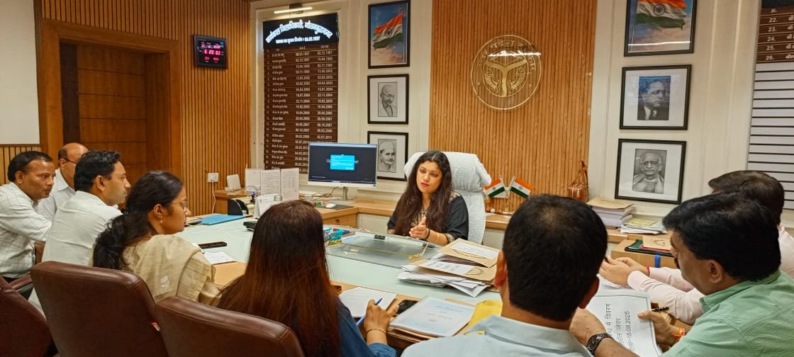 बाढ़ तैयारियों को लेकर जिलाधिकारी मेधा रूपम की अध्यक्षता में समीक्षा बैठक