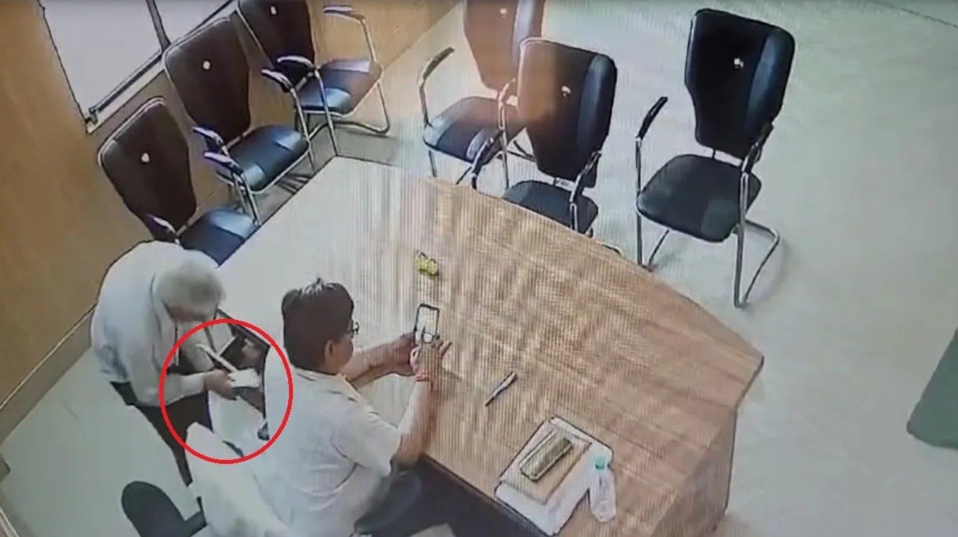 जेब में लिफाफा रखने वाले औरैया के SDM सस्पेंड