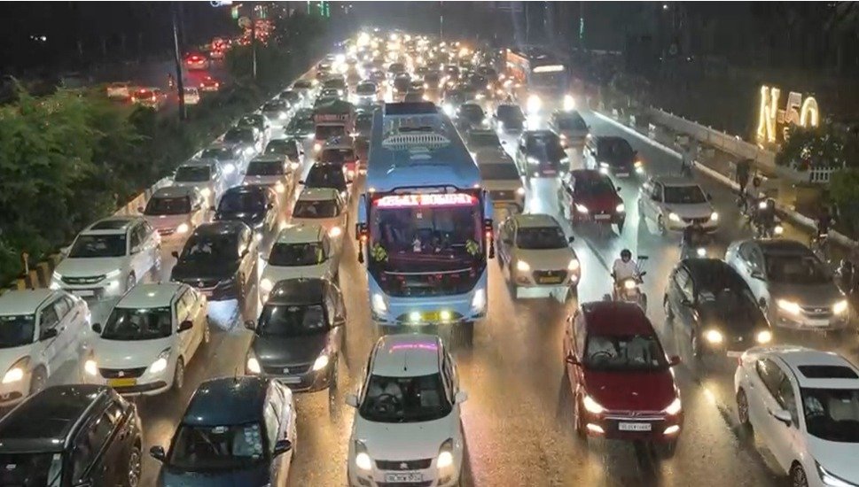 बारिश से लोग को वाटर लॉगिंक और जाम जुझते नजर आए