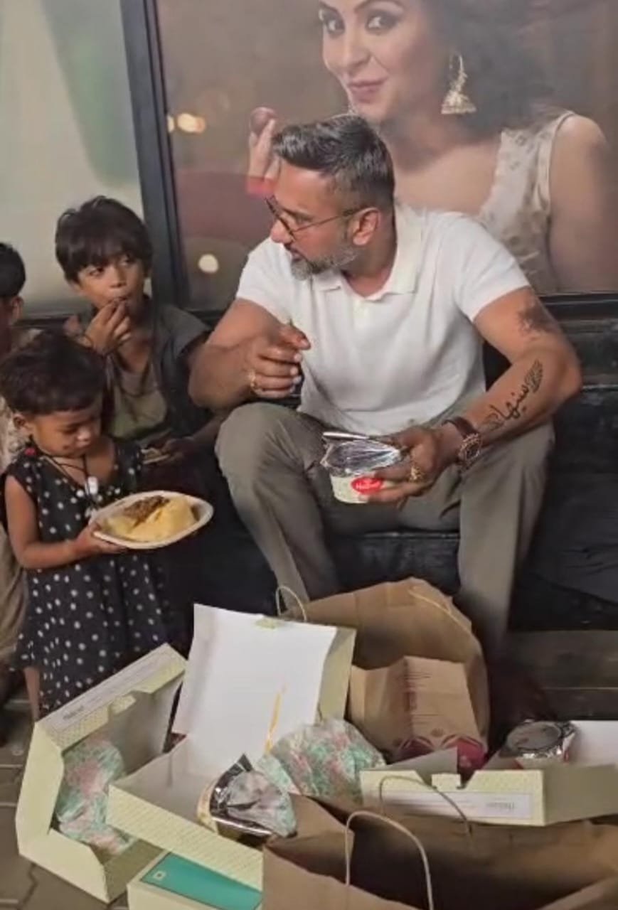मशहूर रैपर हनी सिंह अचानक सड़क किनारे गरीब बच्चों के बीच बैठकर उन्हें खाना खिलाते नजर आए