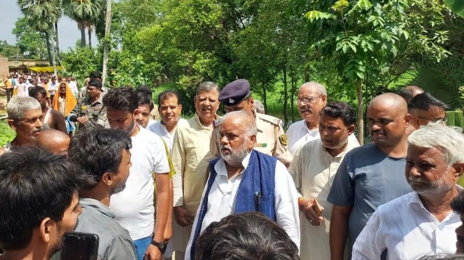 मंत्री श्रवण कुमार और विधायक पर उग्र ग्रामीणों का हमला