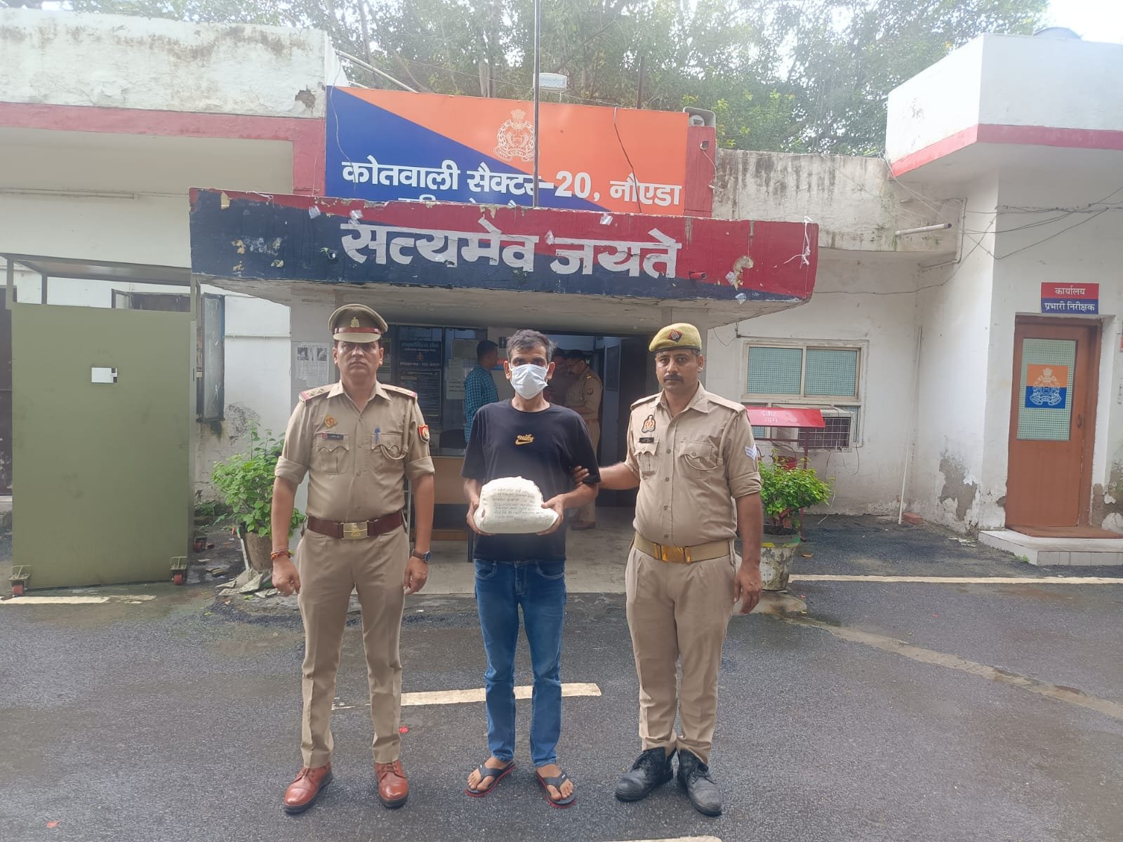 गाँजा तस्करो पर कसा पुलिस का शिकंजा
