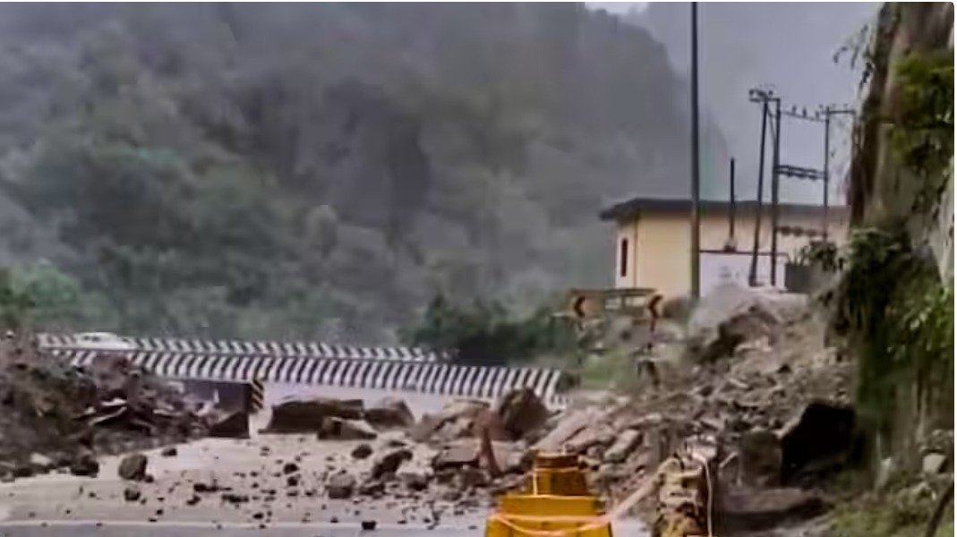 रियासी और रामबन जिले में लैंडस्लाइड ने मचाई भयंकर तबाही