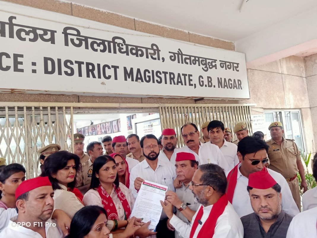 मतदाता सूची में गड़बड़ी और एस.आई.आर. के विरोध में समाजवादी महिला सभा का प्रदर्शन डीएम को ज्ञापन सौपा