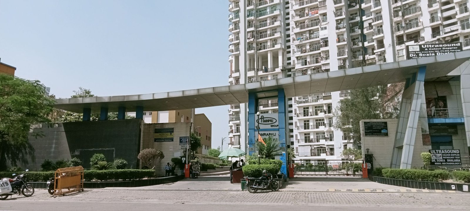 आम्रपाली प्लेटिनम सोसायटी में बड़ा हादसा, बच्ची के सिर पर गिरी ईंट