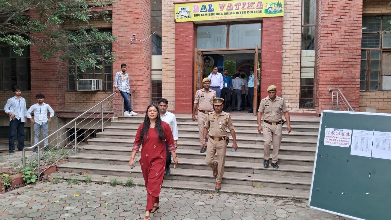 जिलाधिकारी मेधा रूपम ने केंद्र पहुंच कर लिया जायजा