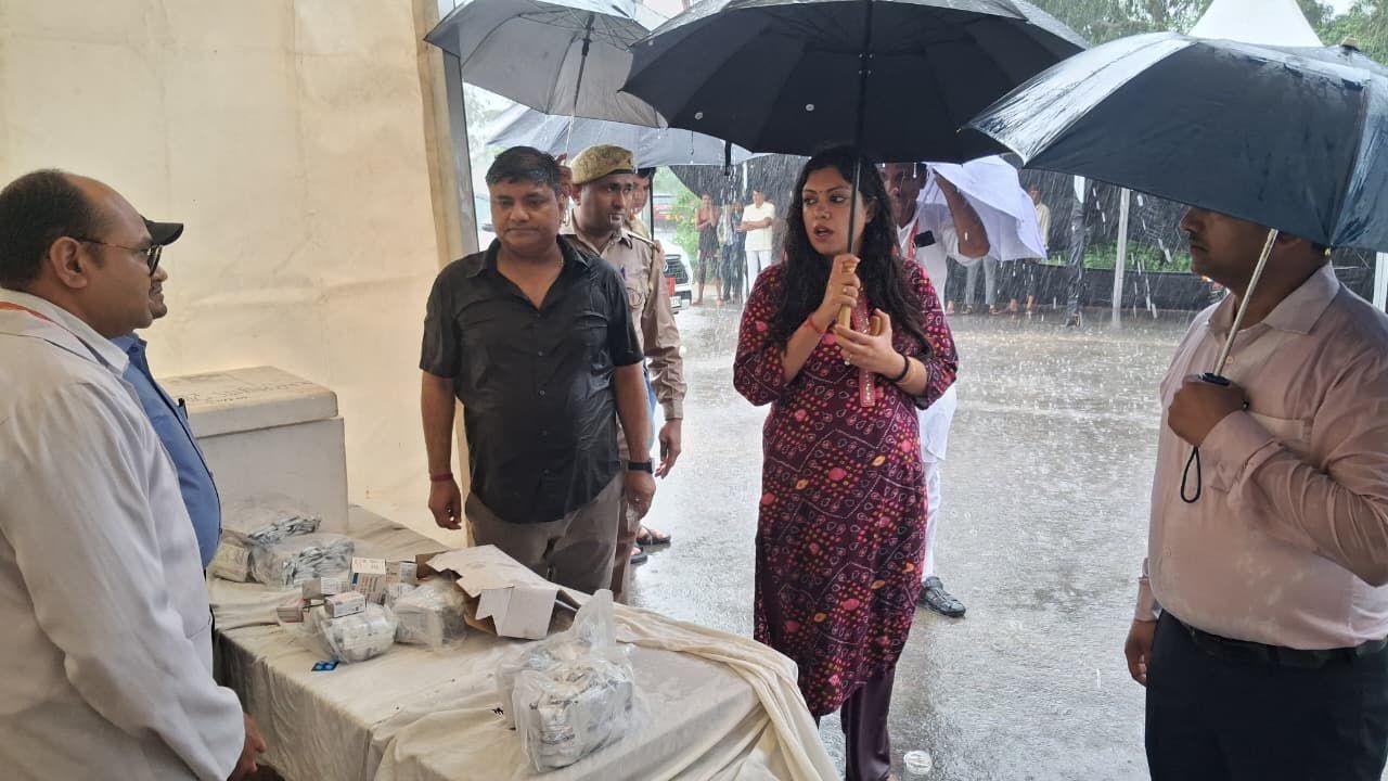 DM मेधा रूपम ने बाढ़ प्रभावित इलाकों का किया दौरा