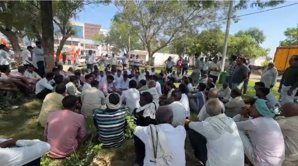किसानों पर लाठीचार्ज मामले में बड़ा एक्शन,
