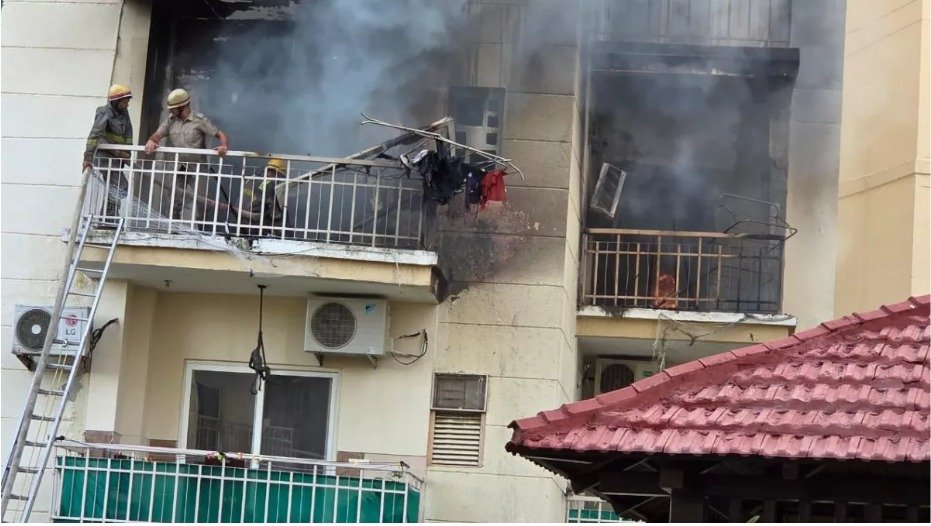 सनवर्ल्ड वनालिक सोसायटी के फ्लैट में लगी आग