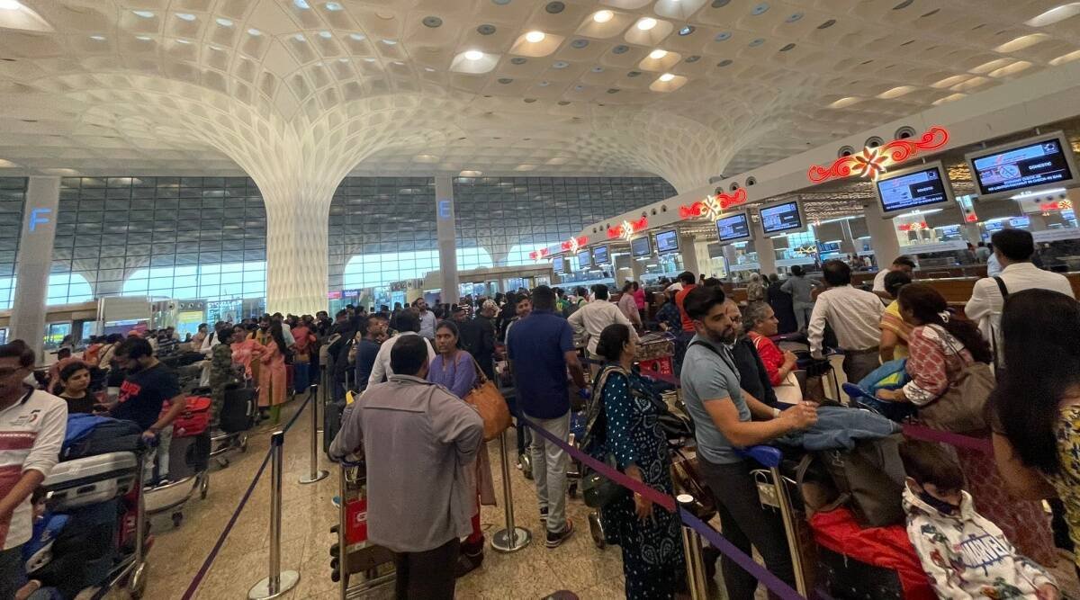 मुंबई एयरपोर्ट के 15 वरिष्ठ अधिकारियों की नौकरी पर गिरी गाज!