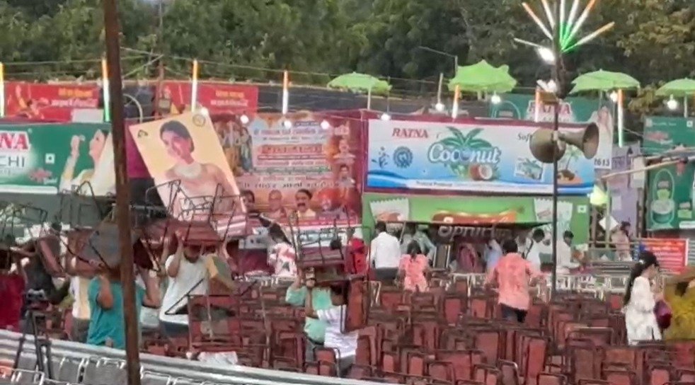 बारिश में धुल गया रावण