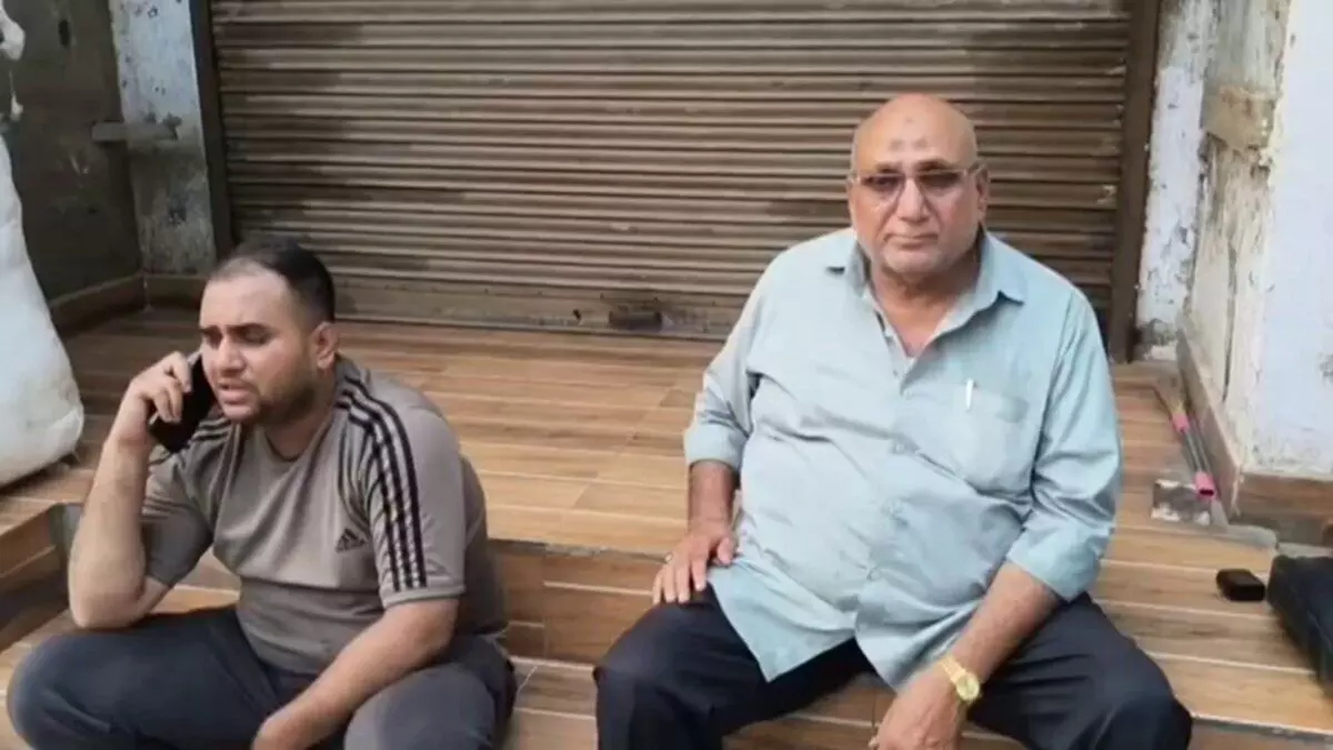 Malviya Nagar Hotel Fire: रजाई-गद्दों ने बचाई 10 जानें, स्थानीय लोगों ने जान जोखिम में डालकर चलाया रेस्क्यू अभियान