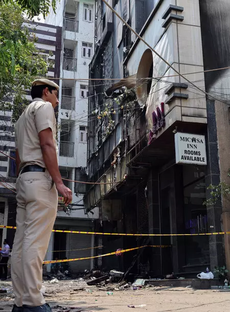 मालवीय नगर आग हादसे के बाद एक्शन में दिल्ली पुलिस, फरार होटल मालिक को पकड़ने के लिए दी दबिश