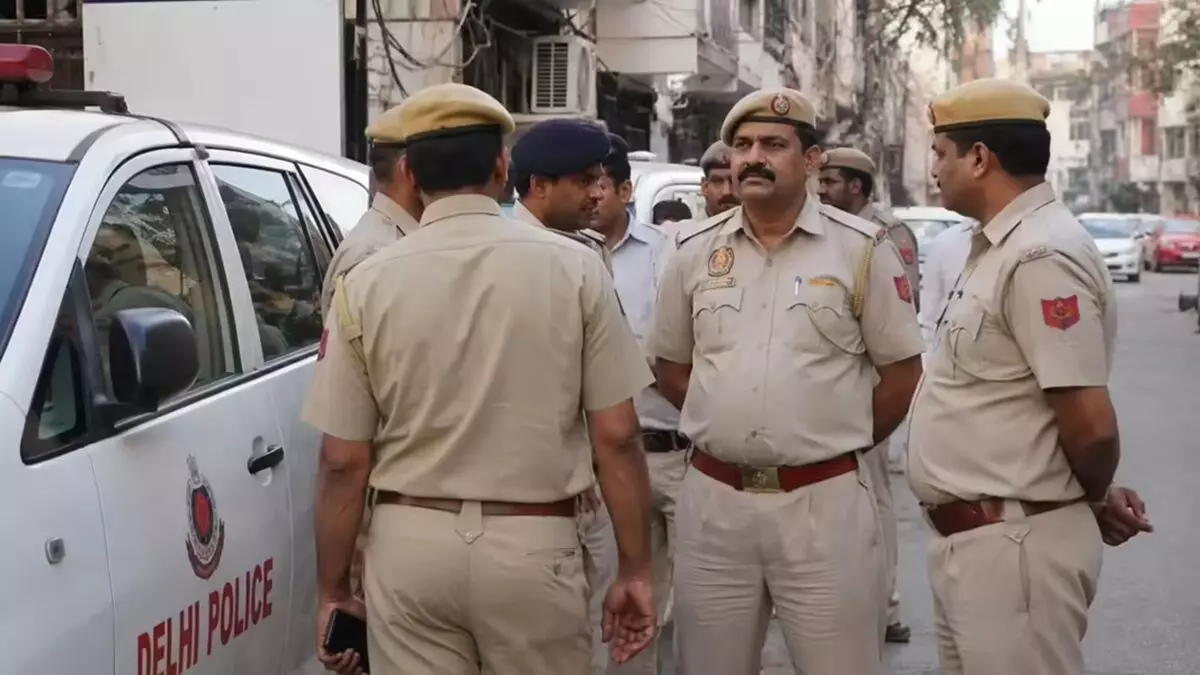 दिल्ली फिर शर्मसार! नॉर्थ ईस्ट की महिलाओं से बदसलूकी, कपड़े फाड़ने और धमकी देने का आरोप