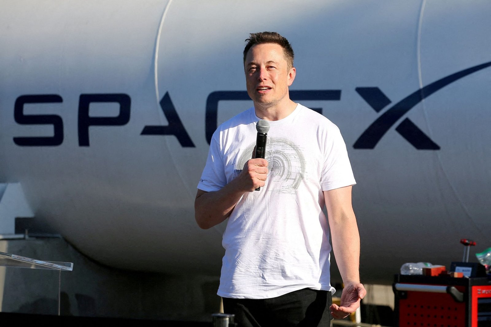 SpaceX set to open around $150 per share, below initial $175 indication