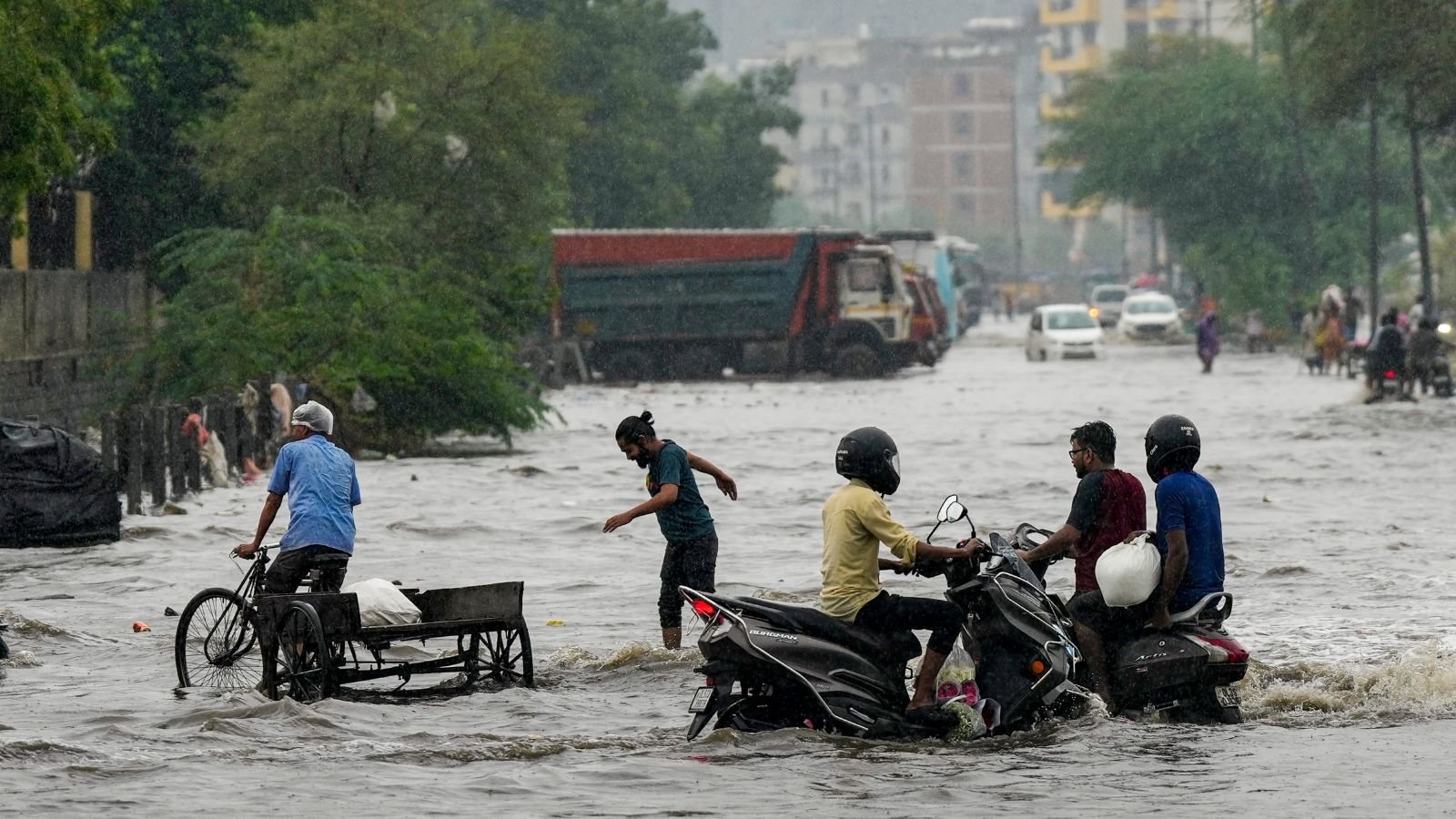 Monsoon takes a breather in Maharashtra, Gujarat; Uttarakhand faces extremely heavy rain