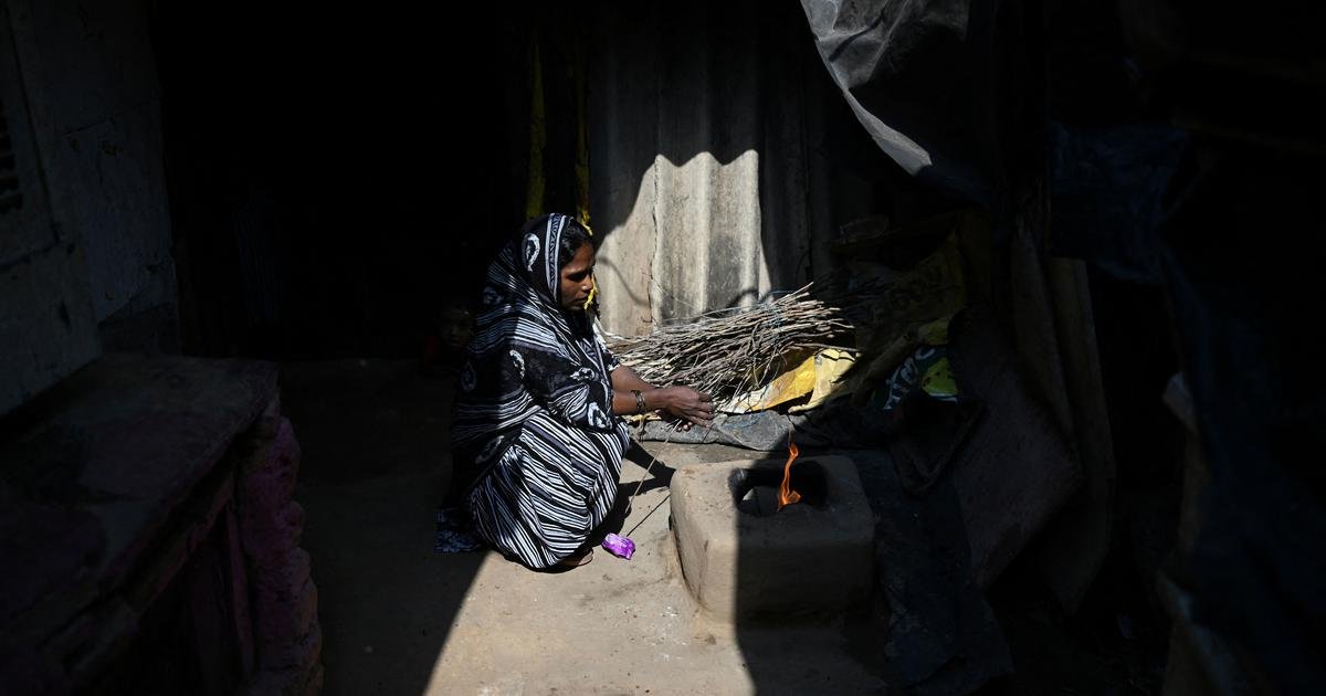‘Like a furnace’: In Delhi summer, poor women are back to cooking on earthen stoves
