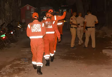 दिल्ली के साकेत में बिल्डिंग गिरने से मचा हड़कंप, मलबे में कई लोगों के फंसे होने की आशंका