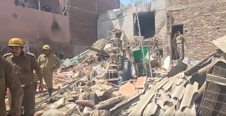 दिल्ली में बड़ा हादसा: LPG सिलेंडर ब्लास्ट के बाद जमींदोज हुई इमारत, मलबे में दबे कई लोग, रेस्क्यू जारी