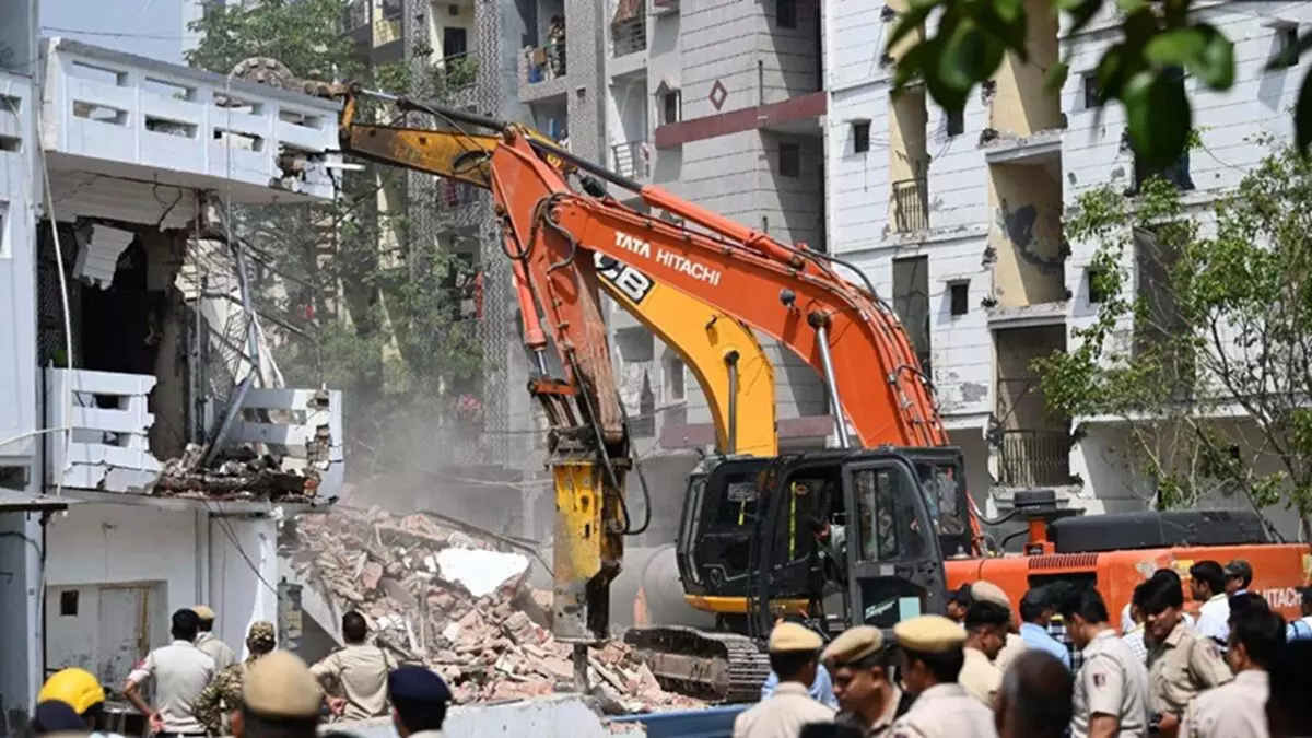 दिल्ली में बुलडोजर एक्शन, शालीमार बाग में तोड़े जा रहे 150 घर, जानें क्यों की जा रही यह कार्रवाई
