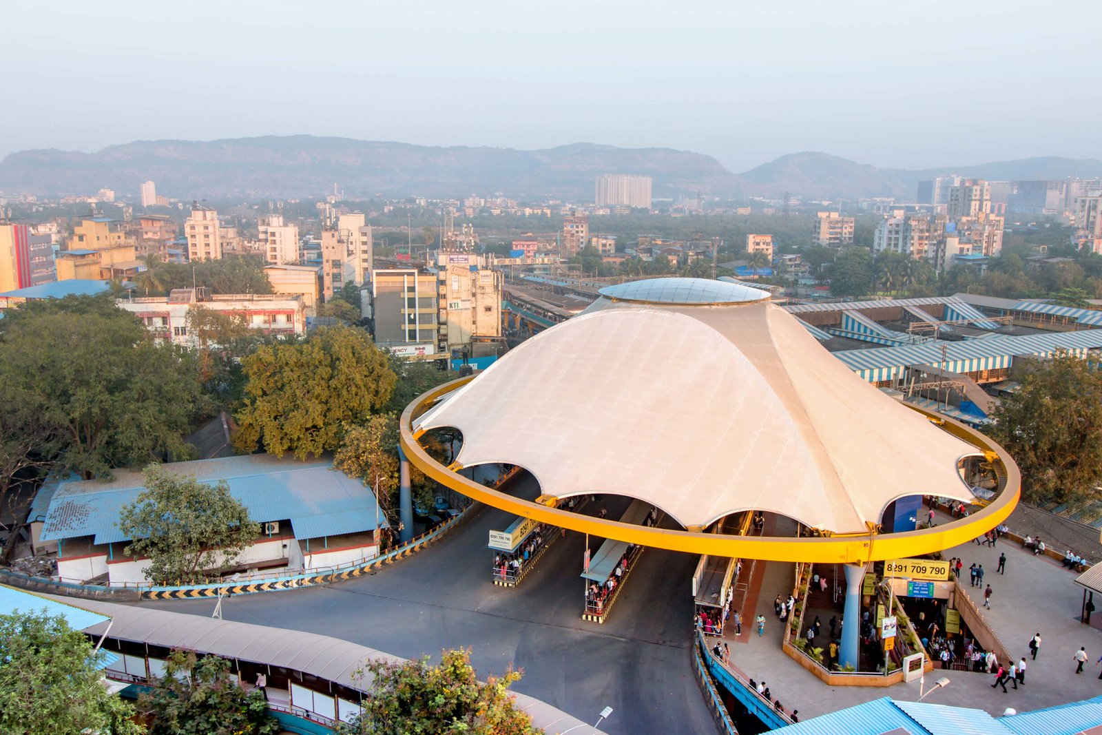 Thane Traffic Police implements new traffic regulations Near Railway Station