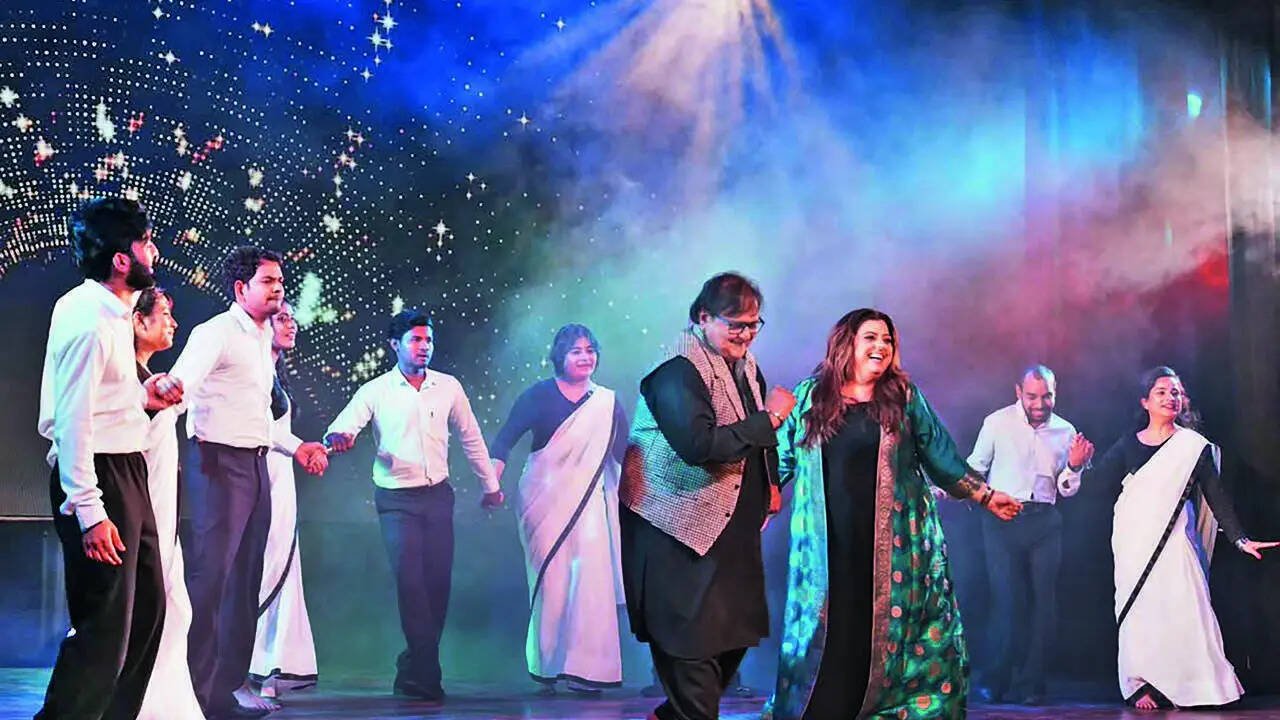 Theatre review: Rakesh-Delnaaz bring filmi romance to stage