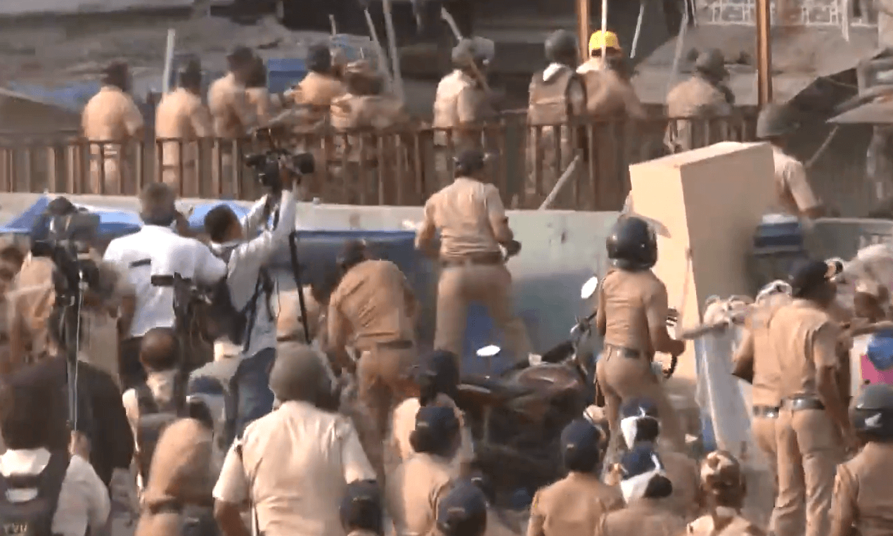 Mumbai: Bandra Anti-Encroachment Drive Turns Violent; Stone-Pelting and Lathi Charge Follow