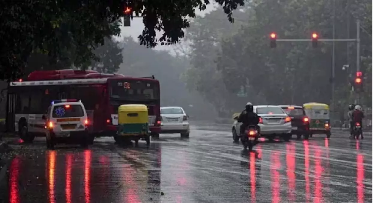 दिल्ली-NCR में बारिश से अचानक बदला मौसम का मिजाज, चुभती गर्मी से मिली राहत