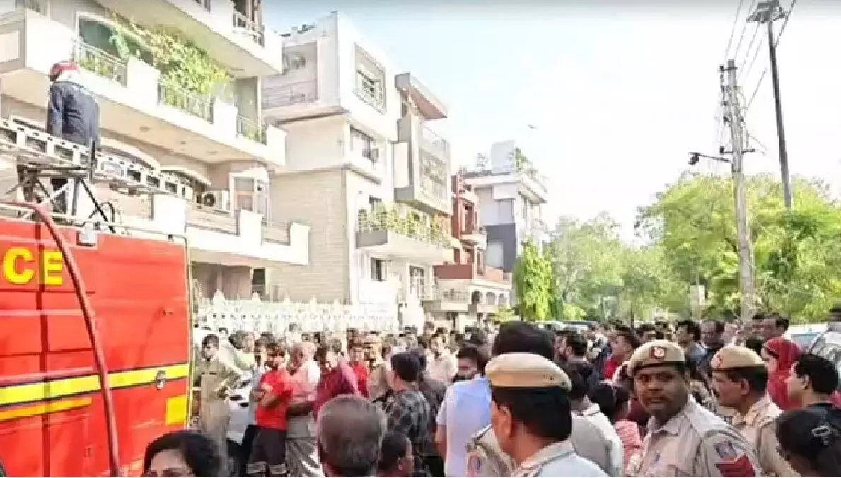 दिल्ली के विवेक विहार में भीषण अग्निकांड, AC में ब्लास्ट के बाद 8 लोगों की मौत
