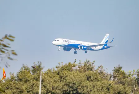 यात्री के निजी इलेक्ट्रॉनिक डिवाइस में आग लगने के बाद इंडिगो की फ्लाइट को कराया गया खाली, सभी यात्री सुरक्षित