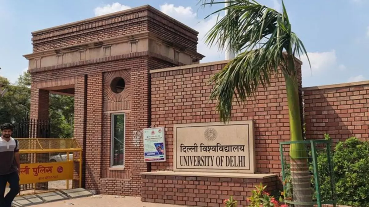DU के साउथ कैंपस हॉस्टल में खाने में मिला कॉकरोच, भड़के छात्रों ने किया जोरदार प्रदर्शन