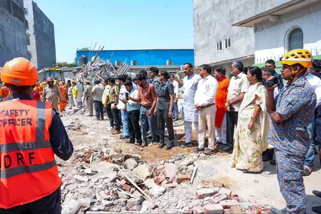 दिल्ली के शालीमार बाग में बड़ा एक्शन: सड़क चौड़ीकरण के लिए 143 अवैध निर्माणों पर चला बुलडोजर