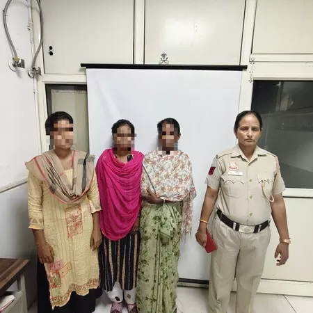 दिल्ली: करोल बाग मेट्रो स्टेशन पर चोरी के आरोप में तीन महिलाएं गिरफ्तार