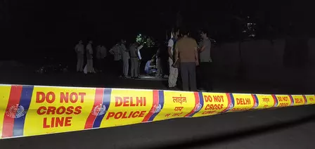 दिल्ली के पुष्प विहार में पुलिस ने मुठभेड़ के बाद तीन अपराधियों को किया गिरफ्तार