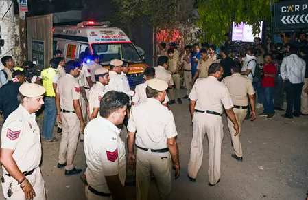 साकेत हादसा: 7 लोग अस्पताल भेजे गए, मलबे में और दबे होने की आशंका