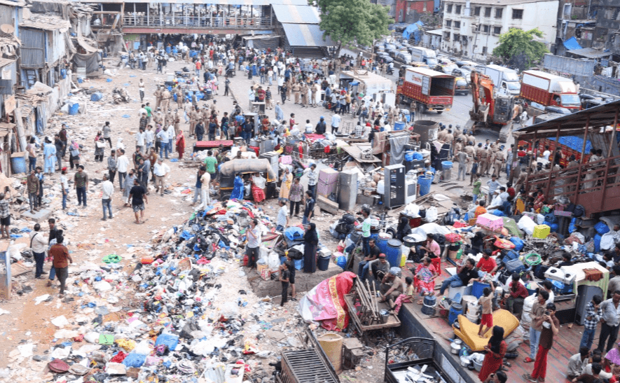 Mumbai: WR Clears Entire Encroachment at Bandra’s Garib Nagar; Debris Removal Begins